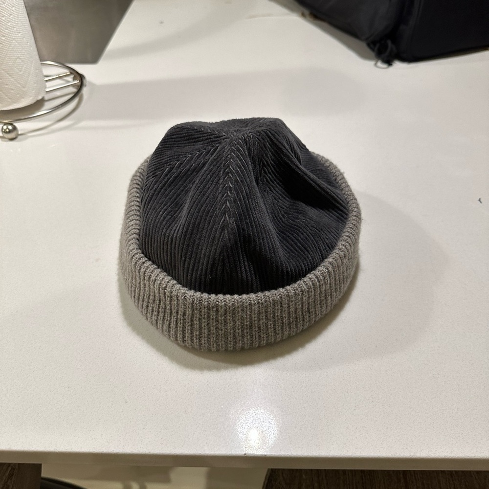 Combination Corduroy Hat

Short Adjustable hat. Contrast Rib cuff
